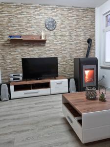 TV a/nebo společenská místnost v ubytování APARTMA KAAN