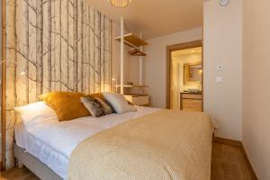 En eller flere senge i et værelse på Les ARCS 1600 - SKI AUX PIEDS - MAGNIFIQUE DUPLEX 12 PERSONNES