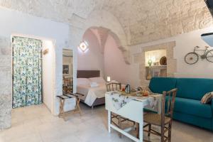 a living room with a couch and a table at Le Piccole Case Bianche in Ostuni