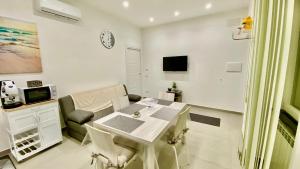 ein Esszimmer mit einem weißen Tisch und Stühlen in der Unterkunft Appartamento Casa Crispino Piano terra per 2 persone in Frattaminore