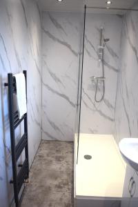 y baño con ducha y lavamanos. en Kelpies Serviced Apartments - McClean en Falkirk