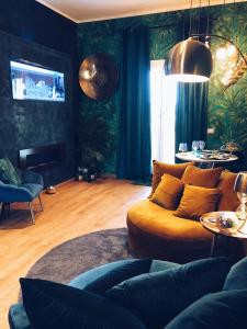 una sala de estar con un sofá y una mesa en Rooftop Colosseo - Roma d'Amore, en Roma