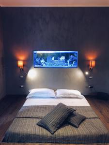 una camera con letto e TV a parete di Rooftop Colosseo - Roma d'Amore a Roma