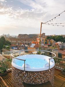 una vasca idromassaggio sul tetto di un edificio di Rooftop Colosseo - Roma d'Amore a Roma