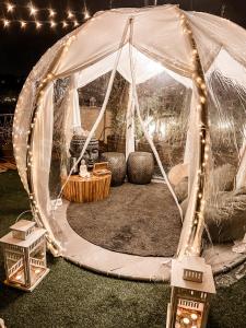 un cenador con una mesa y algunas luces en Rooftop Colosseo - Roma d'Amore, en Roma 36 fotos más