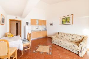 Fotografia z galérie ubytovania Apartment in Kustici with sea view, balcony, air conditioning, WiFi 3589-4 v destinácii Kustići + 37 fotografií