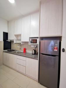 Astetica Residences 200mbps Wifi Netflix的厨房或小厨房