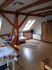 um quarto no sótão com uma cama e clarabóias em apartman17 em Syřenov