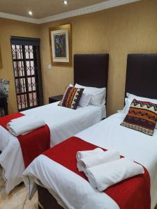 Een bed of bedden in een kamer bij Romans Rest Guest House