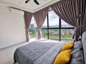 史里肯邦安Astetica Residences 200mbps Wifi Netflix的一间带床和大窗户的卧室