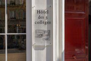 um sinal na porta de um hotel des colleges em Hôtel des 3 Collèges em Paris