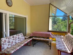 a room with a table and two chairs and a table at Rózsa Vendégház Balatonfüred in Balatonfüred