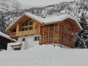 Surrounded by green - Luxury Chalet at the foot of the Dolomites ziemā