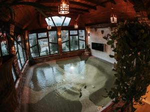 uma vista superior de uma piscina numa casa em Pensiunea Meander em Gherla