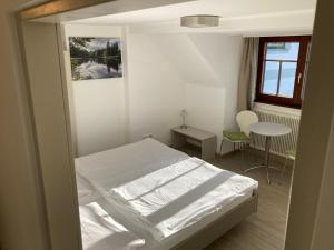 Postel nebo postele na pokoji v ubytování Bühnenwirtshaus Juster