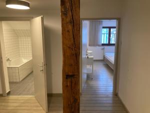 Koupelna v ubytování Bühnenwirtshaus Juster