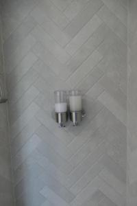 パリにあるLuxury Studio Daumesnil Wifi & Netflixのタイルフロアのバスルーム(キャンドル2本付)