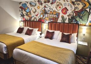 Postel nebo postele na pokoji v ubytování Allingham Arms Hotel + 37 fotografií