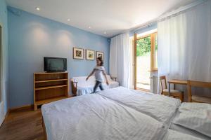 Postel nebo postele na pokoji v ubytování Bühnenwirtshaus Juster
