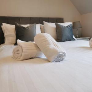 - une serviette sur un lit blanc dans l'établissement Number 27, à Ullapool