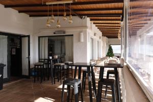 Hostal Restaurante Benalup Golf tesisinde bir restoran veya yemek mekanı