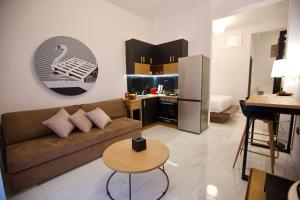 a living room with a couch and a kitchen at ODI ARTSPITALITY in Volos