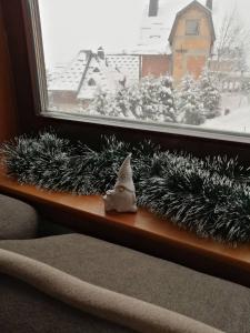 Un alféizar de ventana con una figurita de Santa Claus. en Apartmani "DA HOX" Vlašić 2 en Vlasic