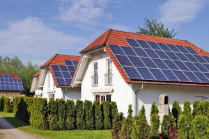 una casa con paneles solares en el techo en Cottages at the Kummerower See Verchen, en Verchen