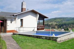 una casa con piscina delante en Ferienhaus, Waldau Thüringen, en Waldau