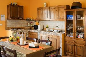佳吉的住宿－Holiday Home Gaggi - ISI01235-F，厨房配有桌子和台面