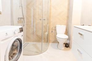 Kúpeľňa v ubytovaní AL-DOM apartamenty Apartament Stjarne w spokojnej okolicy + 9 fotografií