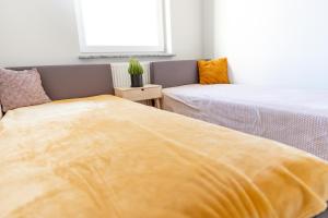 Posteľ alebo postele v izbe v ubytovaní AL-DOM apartamenty Apartament Stjarne w spokojnej okolicy