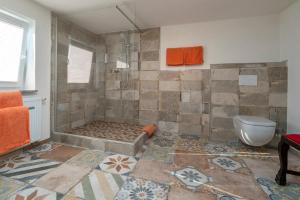 Bilik mandi di Das Rote Haus - Hohnemichels +89 gambar