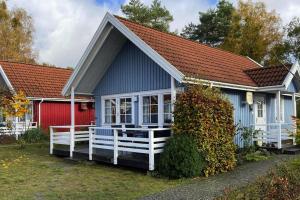 ein kleines blaues Haus mit einem roten Gebäude in der Unterkunft Ferienhaus am Useriner See, Userin in Userin