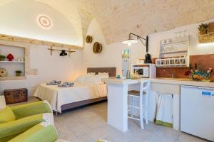 eine Küche und ein Schlafzimmer mit einem Bett in der Unterkunft White House Flats & Studios in Ostuni