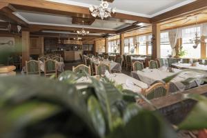 Reštaurácia alebo iné gastronomické zariadenie v ubytovaní Aktiv-Hotel Traube