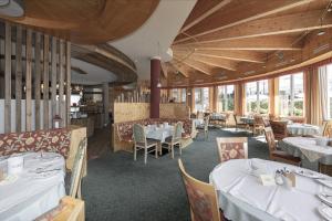 Reštaurácia alebo iné gastronomické zariadenie v ubytovaní Aktiv-Hotel Traube