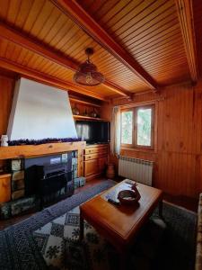 Televízia a/alebo spoločenská miestnosť v ubytovaní Casa Rural Castellanos