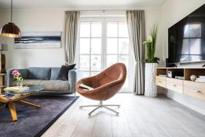 a living room with a chair and a couch at Holiday house, Fuhlendorf in Fuhlendorf