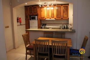 Een keuken of kitchenette bij Playa Golf R4 Lovely quad house with communal pool P245