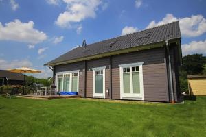 een klein huis met een grote grastuin bij Holiday house at the Schaalsee, Zarrentin in Zarrentin