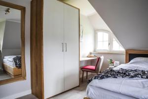 een slaapkamer met een witte kast, een bed en een bureau bij Holiday house, Fuhlendorf in Fuhlendorf