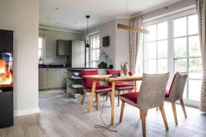 een keuken en eetkamer met een tafel en stoelen bij Holiday house, Fuhlendorf in Fuhlendorf