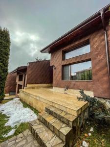 une maison en briques avec des escaliers menant à une fenêtre dans l'établissement Complex Katalina, à Tsigov Chark