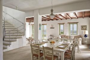 Posedenie v ubytovaní Spacious 6 bdrm Stone Villa with Pool
