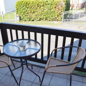 niebieski stół i krzesła na balkonie w obiekcie Apartmenthaus Spreewaldperle w mieście Burg
