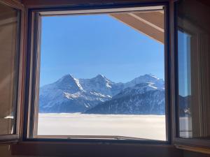 Vista generica sulle montagne o vista sulle montagne dall'interno dell'appartamento