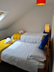 two beds in a room with a room with at Entire Premium Holiday Cottage in Monkwearmouth