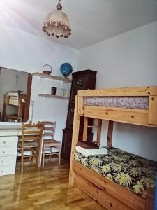 a bedroom with a bunk bed and a table and a desk at NUS-SCI-CASTELLO-ASTRONOMIA-CASINO' in Nus
