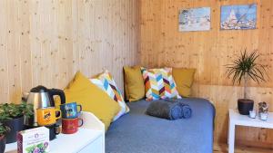 Habitación con sofá y almohadas coloridas. en Tapa Sauna House, en Tapa